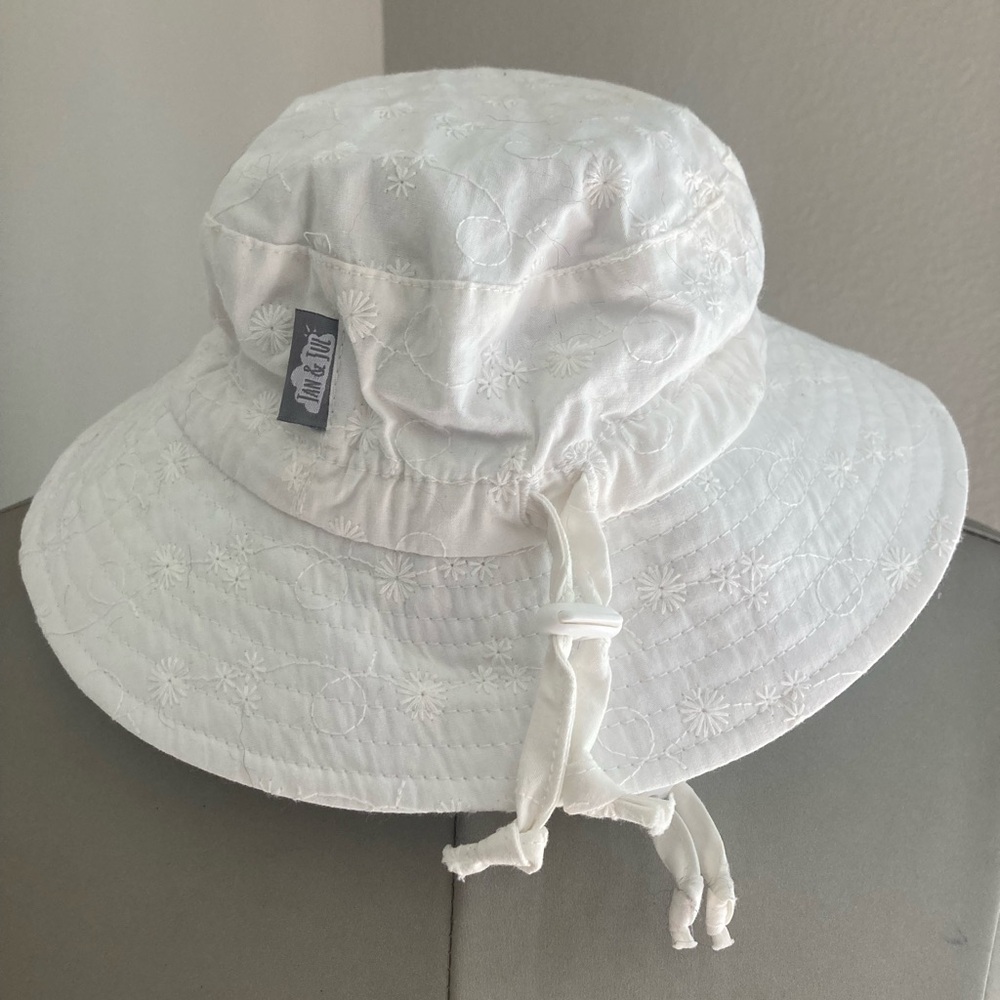 Jan & Jul white sun hat 100% cotton 2 small spots Guc
